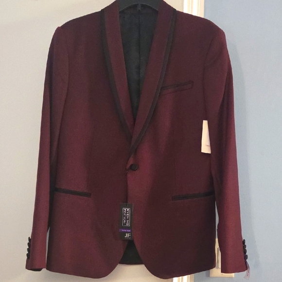 Super SlimTuxedo with Notched Lapel and Structured Shoulders